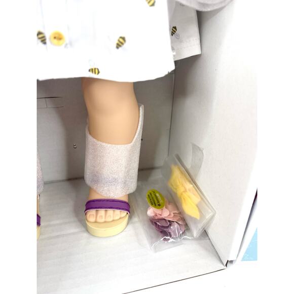 NEW American Girl Of Year BLAIRE DOLL In Meet Outfit Bracelet Hair Flower BOX - Picture 8 of 12